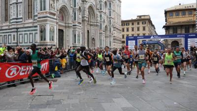 partecipanti di una maratona corrono nel centro di Firenze
